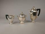 trois pièces en argent pour le thé et le café sur une table