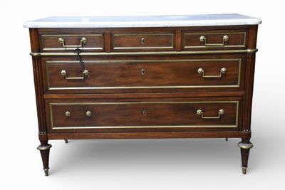 Commode en acajou et placage d'acajou ouvrant par trois tiro…