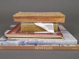 plusieurs livres empilés sur une table