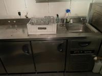 Tour réfrigéré inox de marque INFRICO avec plonge un bac en … (photo 3)