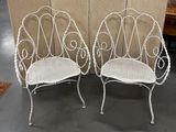 paire de chaises de jardin en fer forgé blanc, avec accoudoirs et pieds