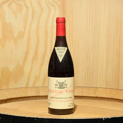 une bouteille de vin posée sur un tonneau