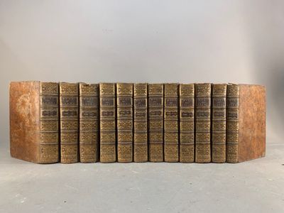 six vieux livres empilés les uns sur les autres, alignés en rangée
