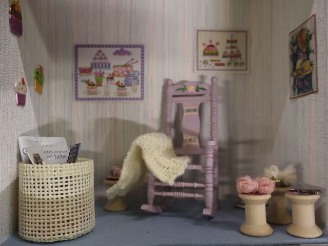 Diorama. Composition miniature, dans une vitrine en bois, vitre e...