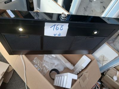une armoire noire sur laquelle figure un numéro, dans un cadre