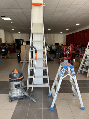 many ladders that are sitting in the middle of a room