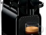 gros plan d'une machine à café avec une tasse de café