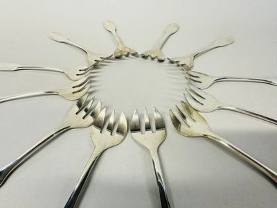 a lot of forks arranged in a circle on the table