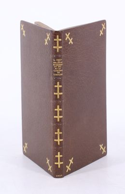 livre en cuir marron avec des surpiqûres dorées en forme de croix sur la couverture