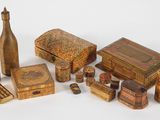 de nombreux objets en bois posés sur une table