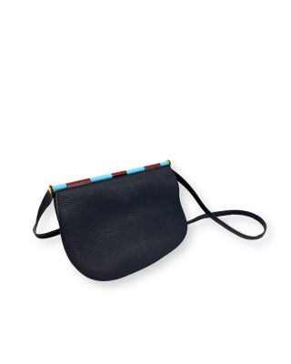 un sac à main noir orné d'une bande bleue et rouge sur le devant