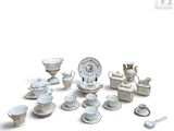 de nombreux modèles différents d'assiettes, de tasses et de soucoupes en porcelaine