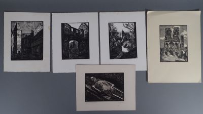 Plusieurs photos en noir et blanc sont accrochées au mur au-dessus d'un lit