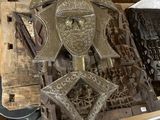 une boîte en bois remplie de vieux objets en métal, posée sur une table