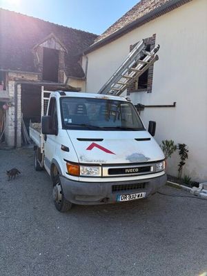 un camion blanc garé devant un bâtiment