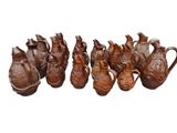 de nombreux vases marron alignés les uns à côté des autres