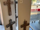 deux croix exposées dans une pièce
