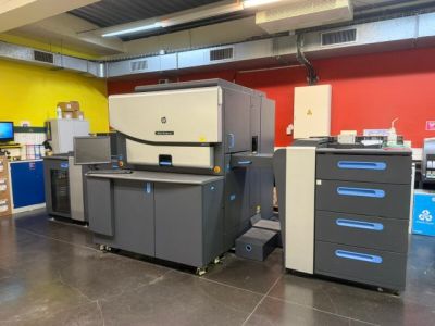 de nombreuses machines dans une grande salle aux murs aux couleurs variées