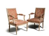 une paire de chaises en bois sculpté avec assise rembourrée, rembourrée, rembourrée, rembourrée, rembourrée, rembourrée, rembourrée, rembourrée, rembourrée, rembourrée