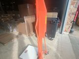 une grande grue orange garée dans un garage