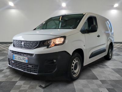 la photo d'une camionnette blanche garée dans un garage