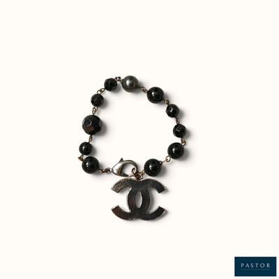 Bracelet Chanel orné de perles d'onyx noir et d'une breloque en argent
