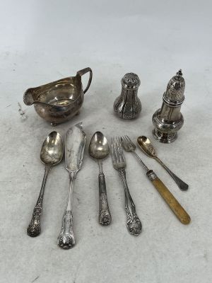 un assortiment d'argenterie comprenant des cuillères, des fourchettes et une soucoupe