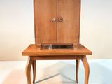 une petite table en bois surmontée d'un meuble