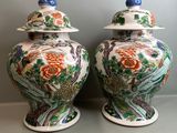 paire de vases chinois avec couvercles, décorés de fleurs et d'oiseaux