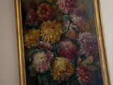 un tableau de fleurs dans un vase sur le mur