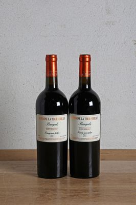deux bouteilles de vin posées sur une table en bois, à côté d'une bouteille de vin