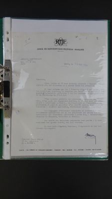 un gros plan d'un document sur lequel figure une horloge