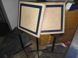 une table en bois sur laquelle est posé un cadre bleu