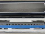 un train bleu et blanc dans une boîte posée sur une table