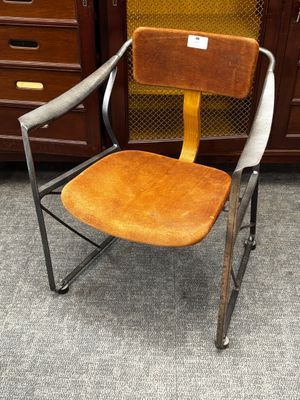 une image représentant une chaise placée devant une armoire