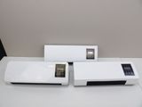 une table blanche sur laquelle se trouvent un téléphone portable et une boîte blanche