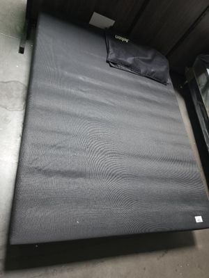 un matelas posé sur un lit dans une chambre