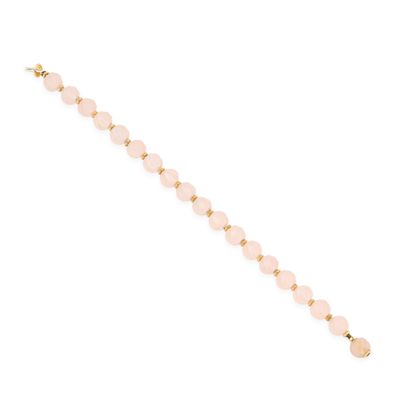 un bracelet rose orné de perles dorées
