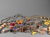 beaucoup de colliers et de bracelets posés sur une table