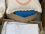 plusieurs cartons remplis d'objets divers posés par terre
