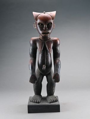 une image représentant une statue en bois d'un homme avec un chat sur la tête