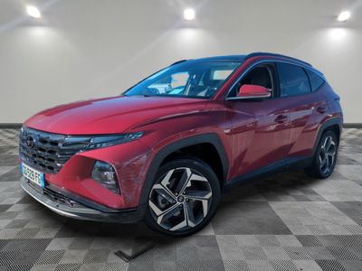 un SUV Hyundai Kona rouge de 2021 garé sur un sol à damier