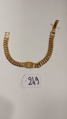 Gros plan sur un bracelet en or portant une étiquette