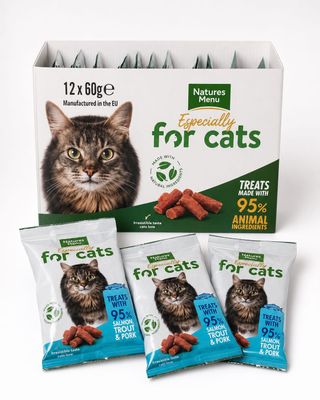 une boîte de friandises pour chat posée sur une table blanche
