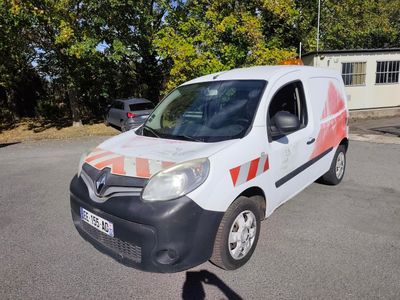 une camionnette blanche garée sur le parking