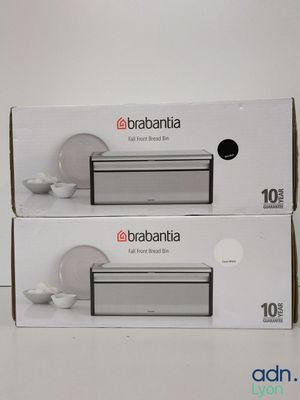 Deux boîtes de produits Brabantia sont posées côte à côte sur une surface blanche