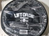 un sac en plastique sur lequel figure l'image d'un chapeau