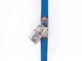 un gros plan d'une montre bleue ornée d'un cadenas