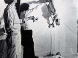 photographie en noir et blanc représentant deux hommes travaillant sur une sculpture représentant une chèvre