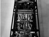 photographie en noir et blanc d'une tour composée d'appareils électroniques